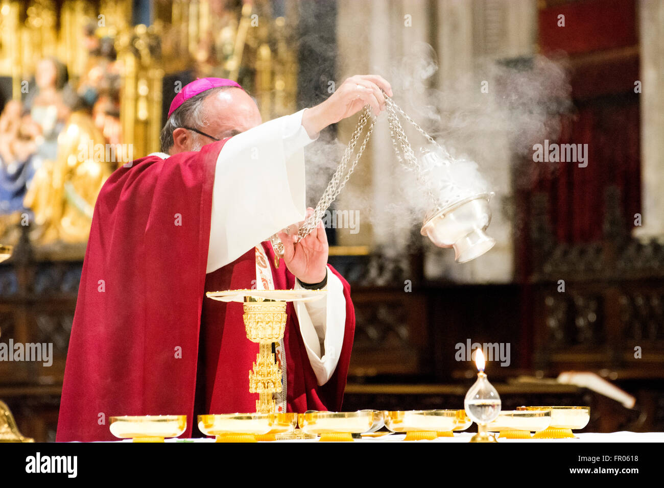 Oviedo, Spagna. Xx marzo, 2016. Gesù Sanz, Arcivescovo di Oviedo, con una erogazione botafumeiro nuvole di incenso durante la Messa nella Cattedrale di Oviedo a Domenica delle Palme, che commemora Gesù" trionfale ingresso a Gerusalemme, il 20 marzo 2016 a Oviedo, Spagna. Credito: David Gato/Alamy Live News Foto Stock