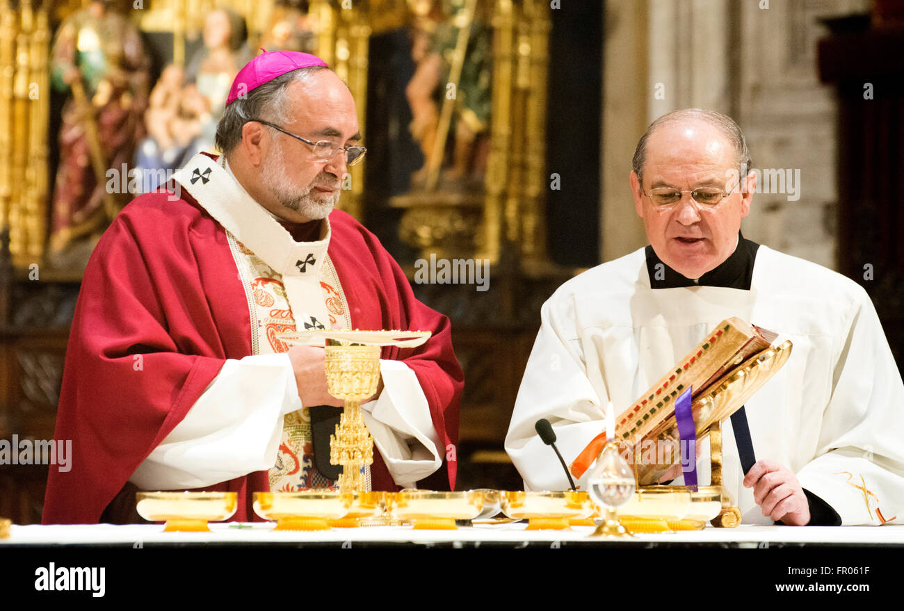 Oviedo, Spagna. Xx marzo, 2016. Gesù Sanz, Arcivescovo di Oviedo, benedice il pane sacramentale durante la Messa nella Cattedrale di Oviedo a Domenica delle Palme, che commemora Gesù" trionfale ingresso a Gerusalemme, il 20 marzo 2016 a Oviedo, Spagna. Credito: David Gato/Alamy Live News Foto Stock