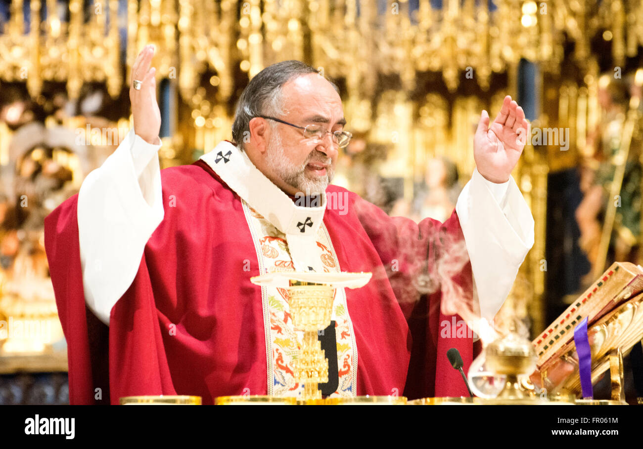 Oviedo, Spagna. Xx marzo, 2016. Gesù Sanz, Arcivescovo di Oviedo, benedice il pane sacramentale durante la Messa nella Cattedrale di Oviedo a Domenica delle Palme, che commemora Gesù" trionfale ingresso a Gerusalemme, il 20 marzo 2016 a Oviedo, Spagna. Credito: David Gato/Alamy Live News Foto Stock