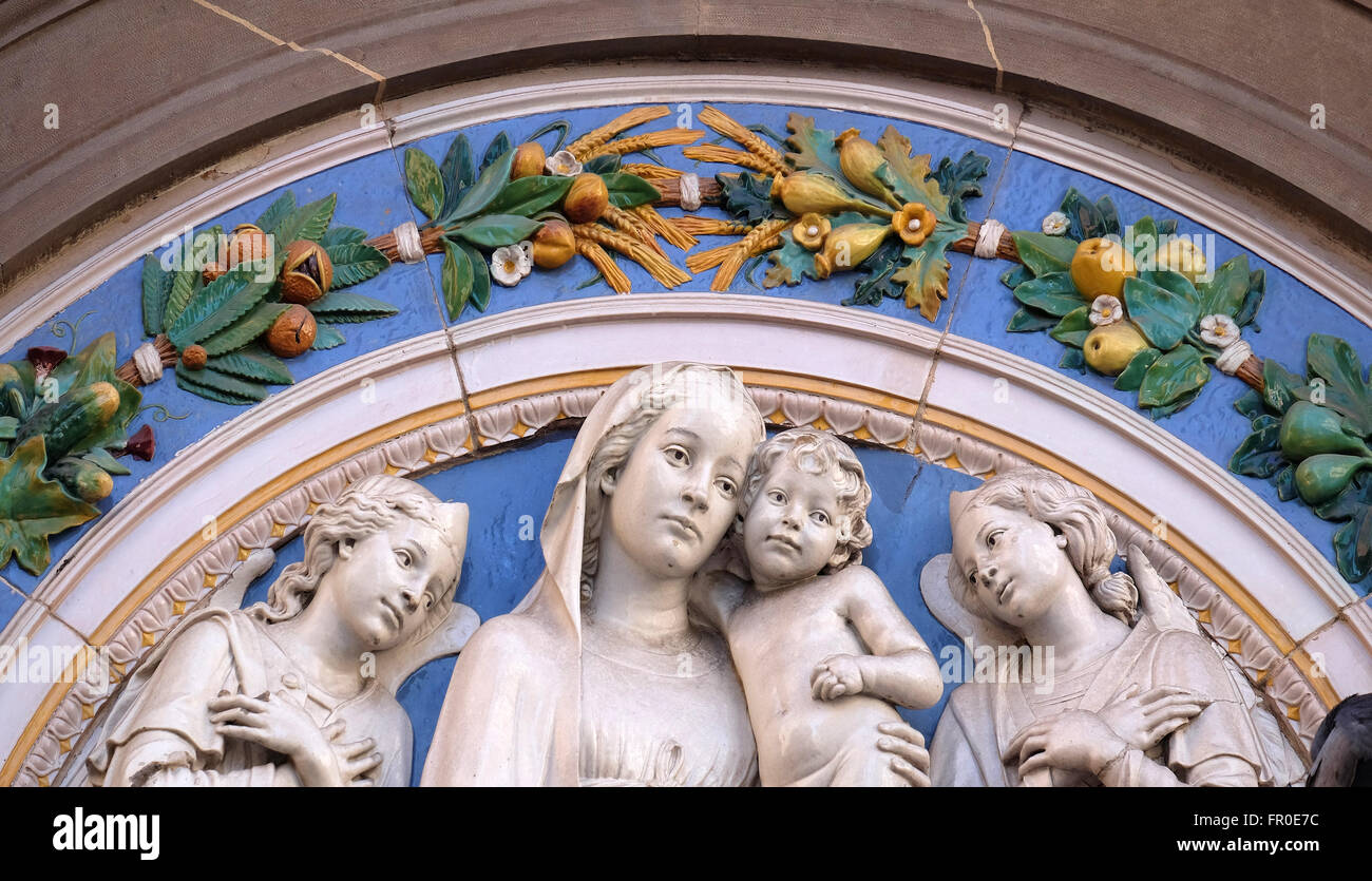 Madonna col Bambino e due angeli, lunetta di Giovanni Buglioni, ingresso della Badia Fiorentina in Firenze, Toscana, Italia Foto Stock