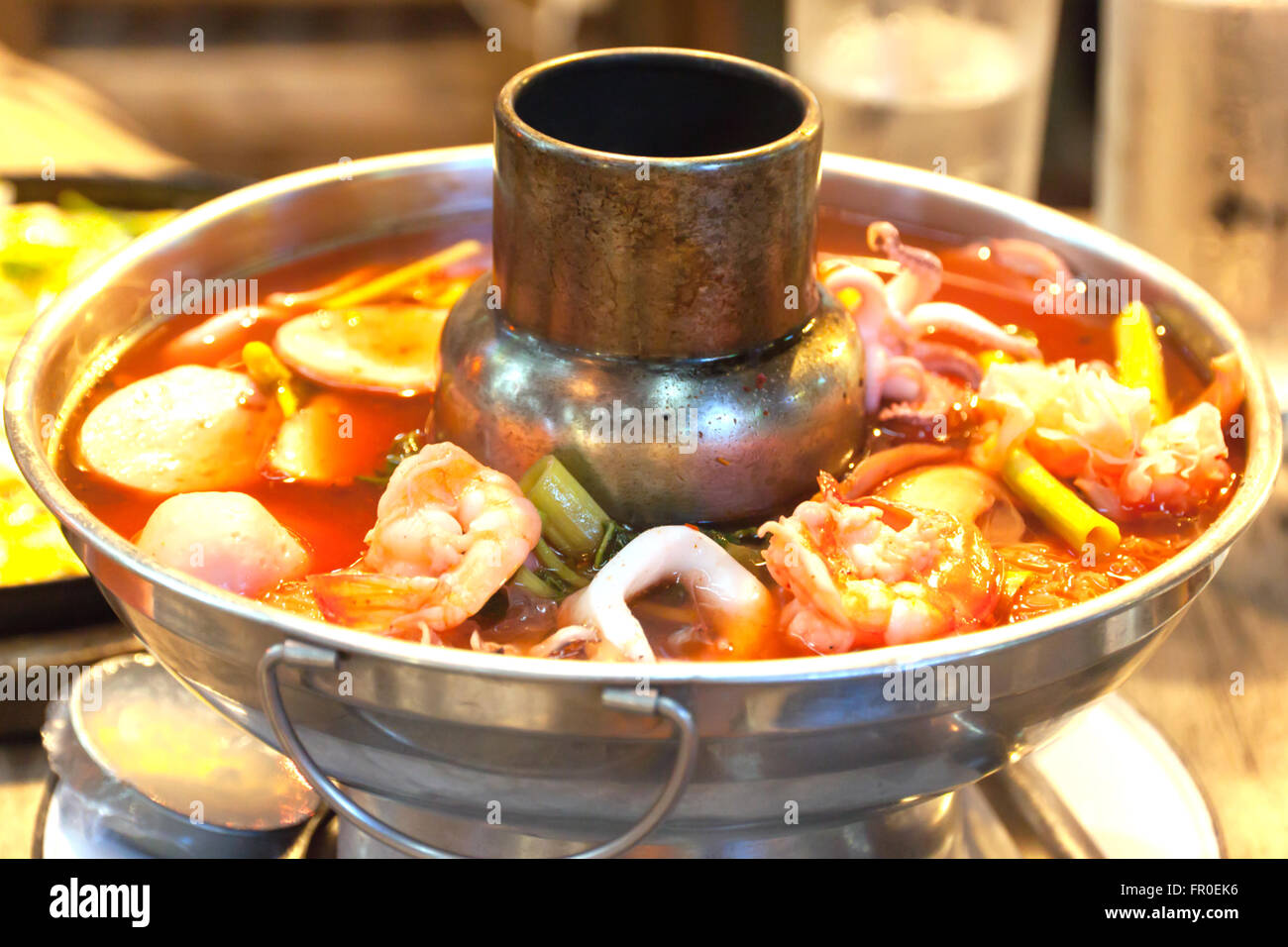 Sour Zuppa di gamberetti di acqua e mimosa in zuppa di pentola Foto Stock