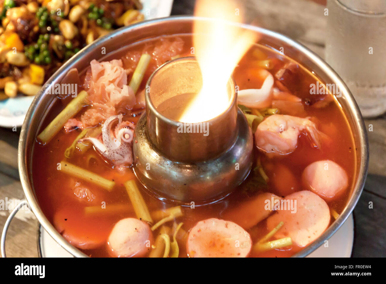 Sour Zuppa di gamberetti di acqua e mimosa in zuppa di pentola Foto Stock