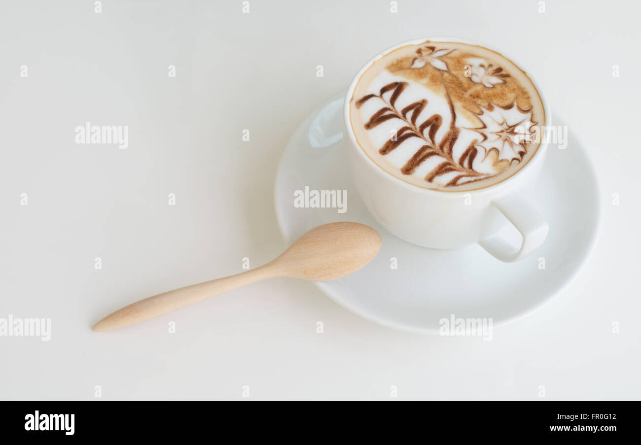 Una tazza di latte art su sfondo bianco Foto Stock