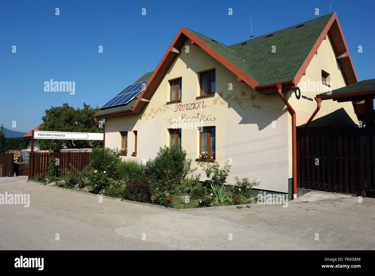 Mala Trna, Presov, Slovacchia - 19 luglio 2014: nuova pensione privata in Mala Trna, regione di Presov, Slovacchia. Foto Stock