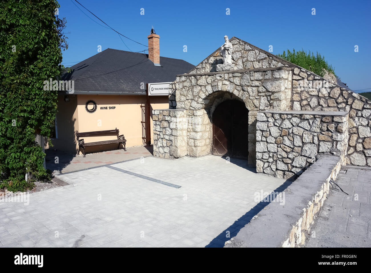 Mala Trna, Presov, Slovacchia - 19 luglio 2014: entrata nella grotta in Mala Trna, regione di Presov, Slovacchia. Foto Stock