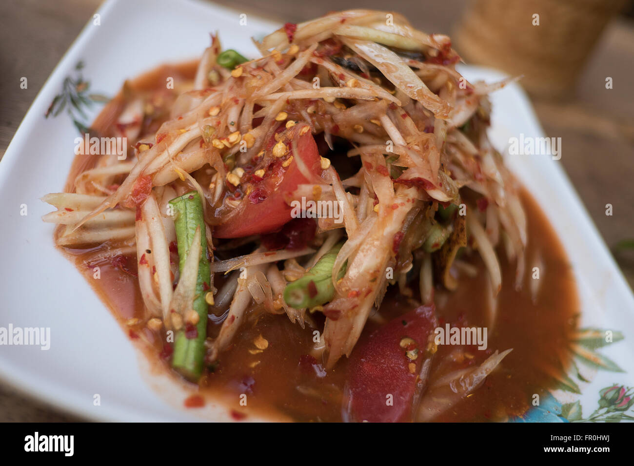 La papaia verde insalata Thai piccante cucina deliziosa : ' SOM TAM PU PA LA ' parla tailandese Foto Stock
