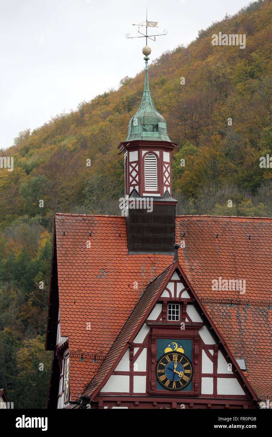 Rathouse con orologio sulla Marktplatz square in Bad Urach, Germania il 21 ottobre 2014. Foto Stock