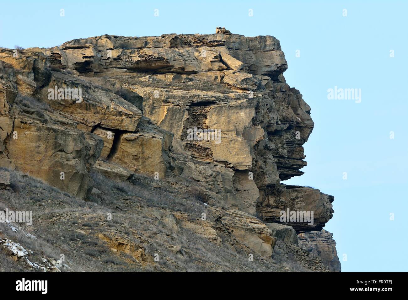 Formazione di roccia conformata a testa. La formazione naturale che assomiglia a un isola di pasqua in testa le colline ad ovest di Baku in Azerbaijan Foto Stock