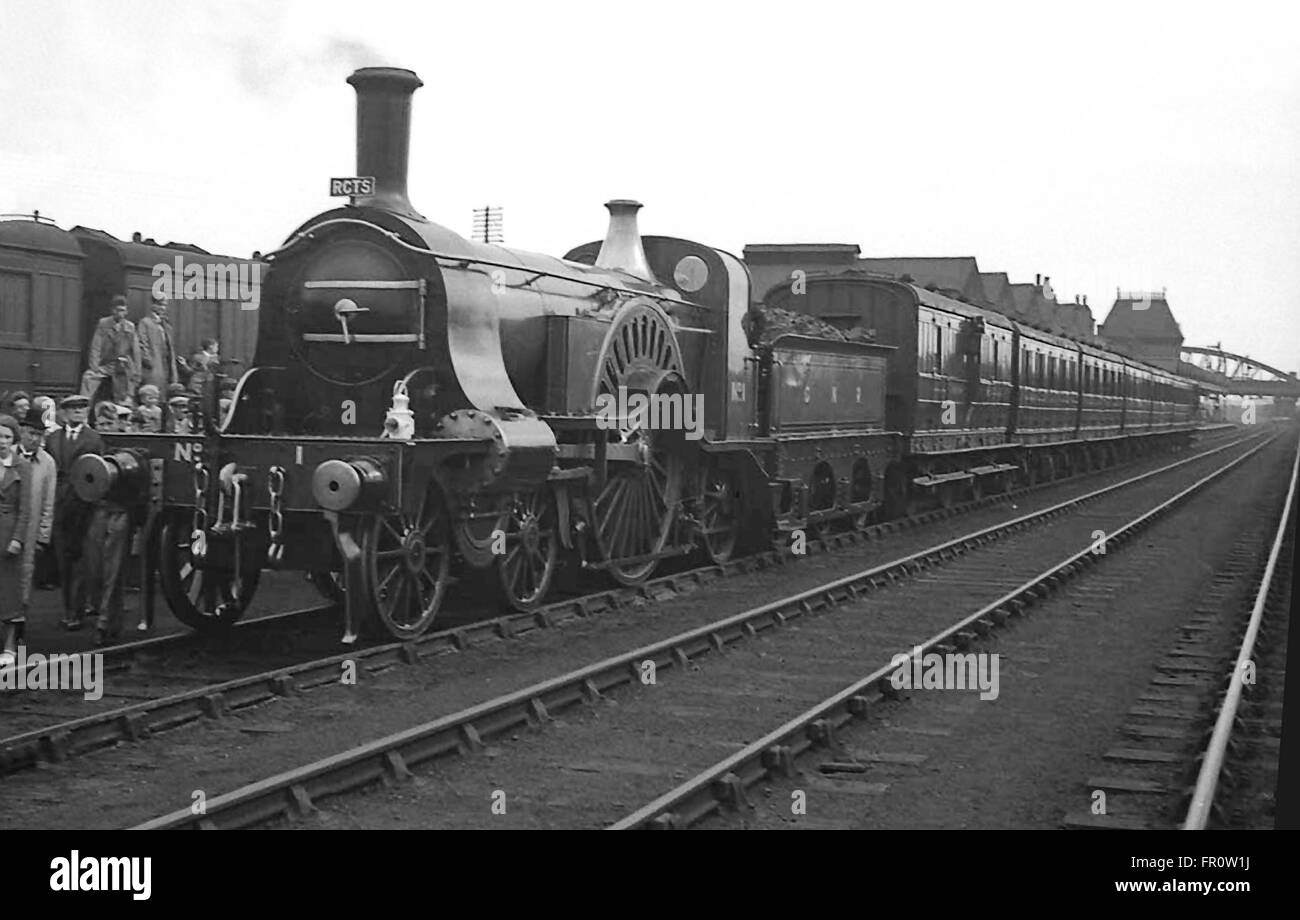GNR Stirling 8ft singolo su un RCTS escursione a Peterborough in 1938 Foto Stock