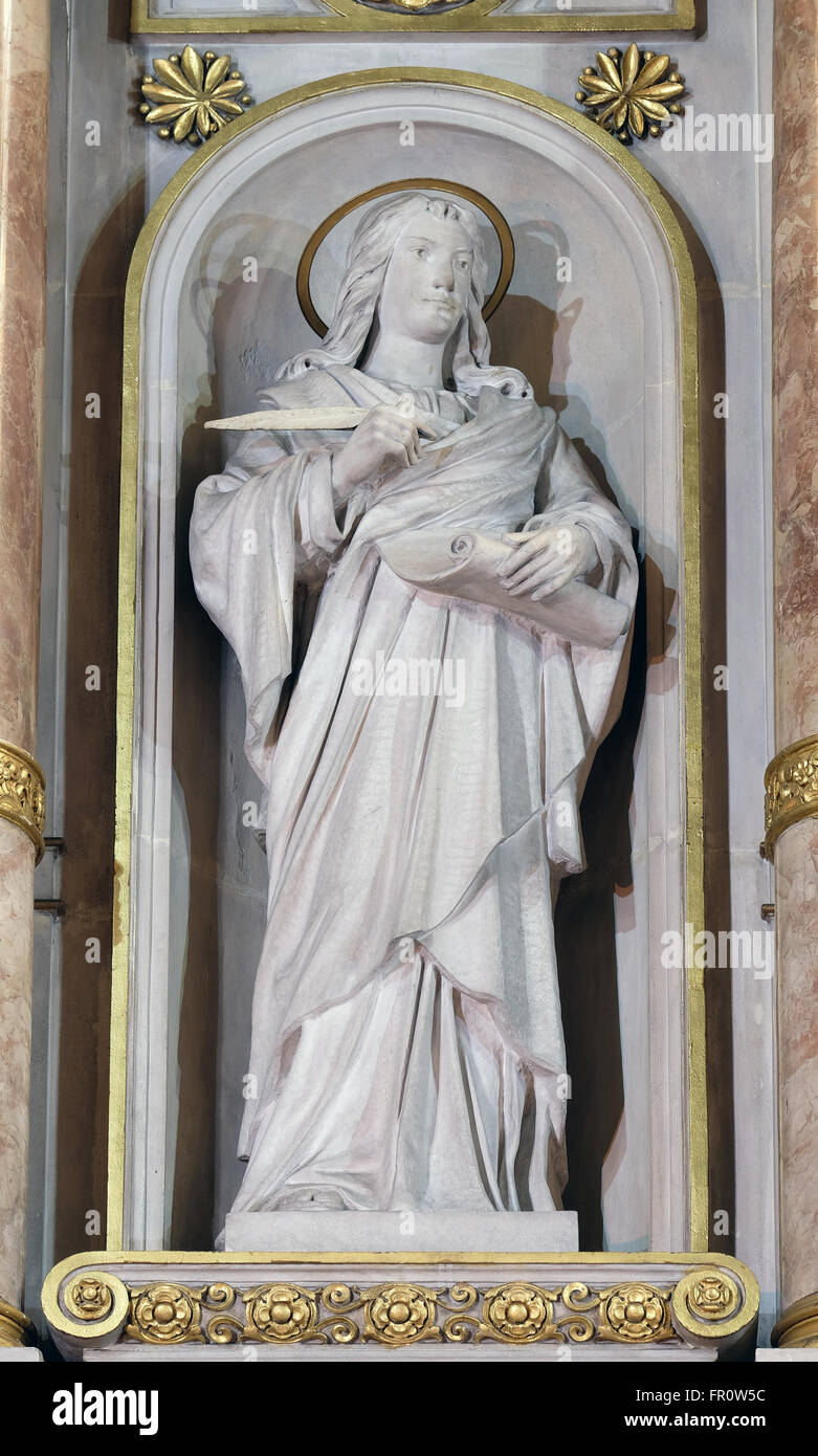 San Giovanni Evangelista statua sull altare principale nella Basilica del Sacro Cuore di Gesù a Zagabria in Croazia Foto Stock