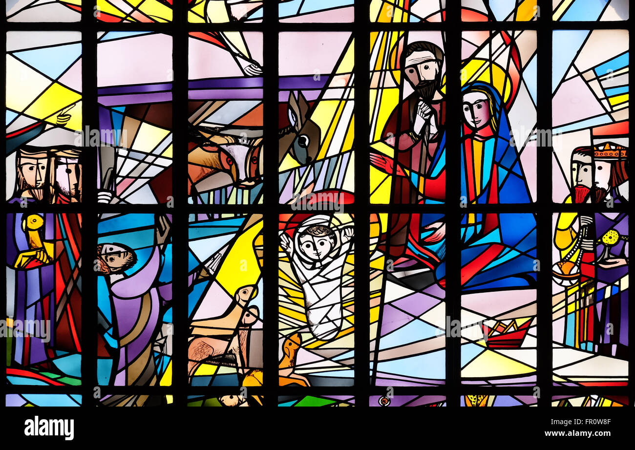 Scena della natività, vetrata di Saint Lawrence chiesa in Kleinostheim, Germania il 08 giugno, 2015. Foto Stock