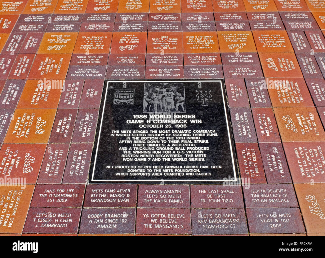 Mattoni nella New York Mets Fanwalk circondano una lapide che ricorda la squadra di maggior momento nel 1996 World Series, gioco 6. Foto Stock