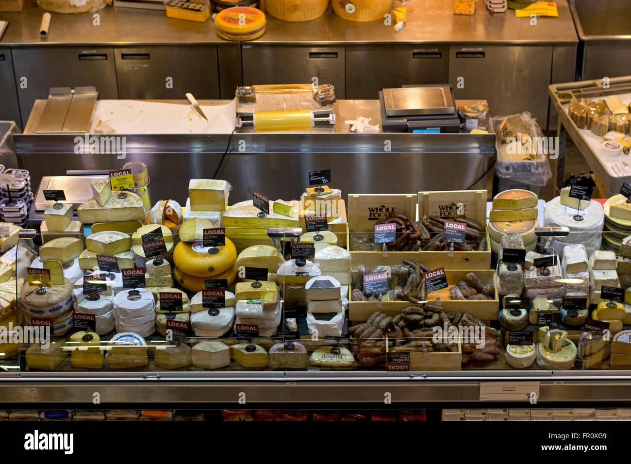 Una vista da sopra del formaggio contatore a Whole Foods su Houston Street nel centro di Manhattan, Ne York City Foto Stock