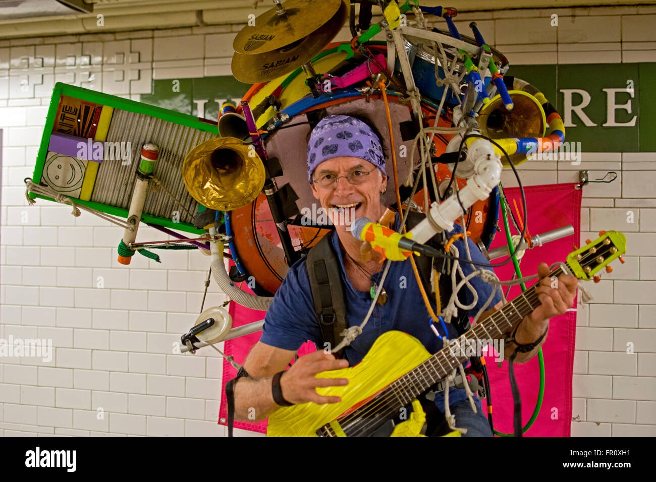 One-man band attore Jeffrey Masin effettuando in corrispondenza della stazione della metropolitana di Union Square a Manhattan, New York City. Foto Stock