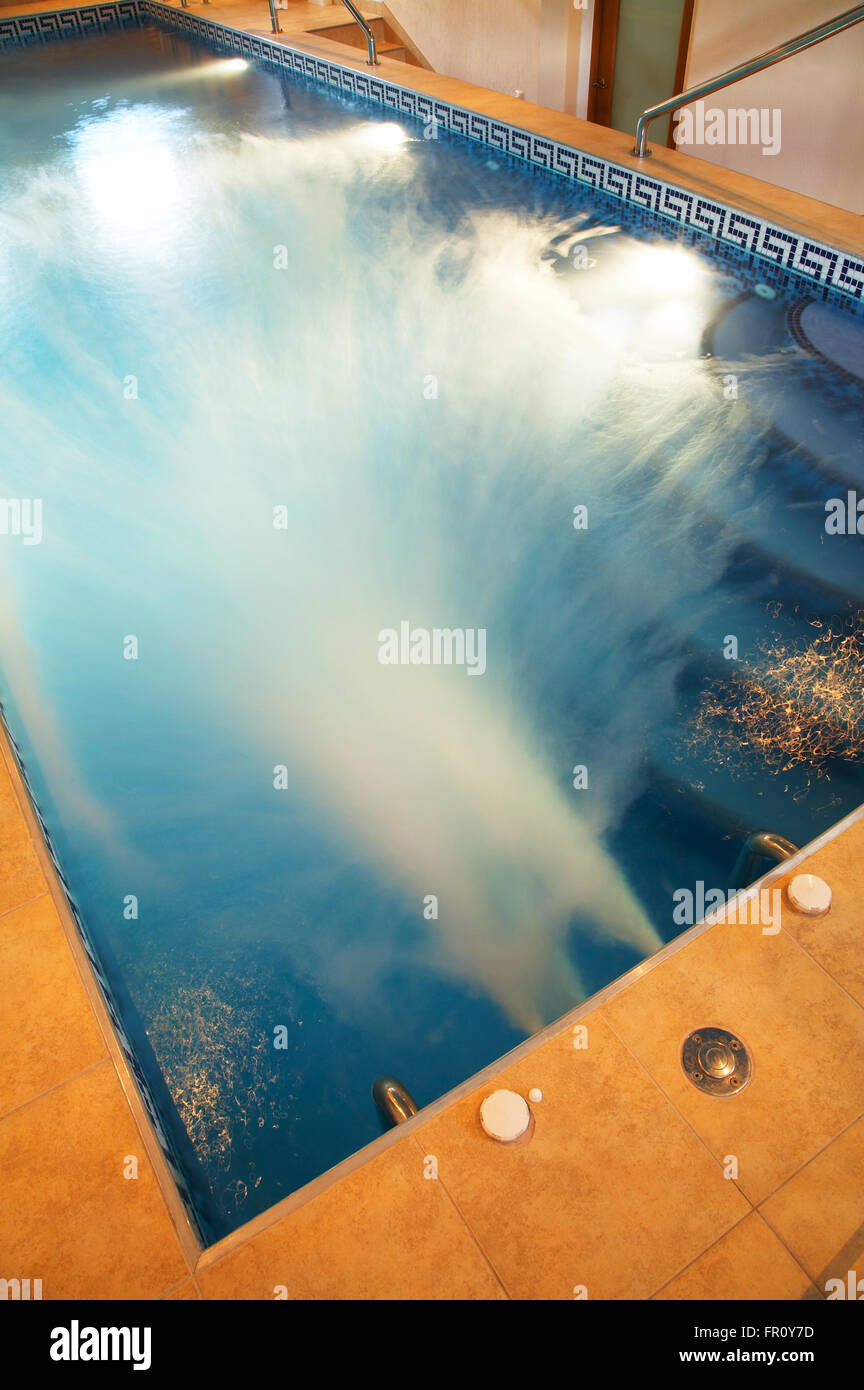 Flusso di acqua corrente nella bellissima piscina Foto Stock