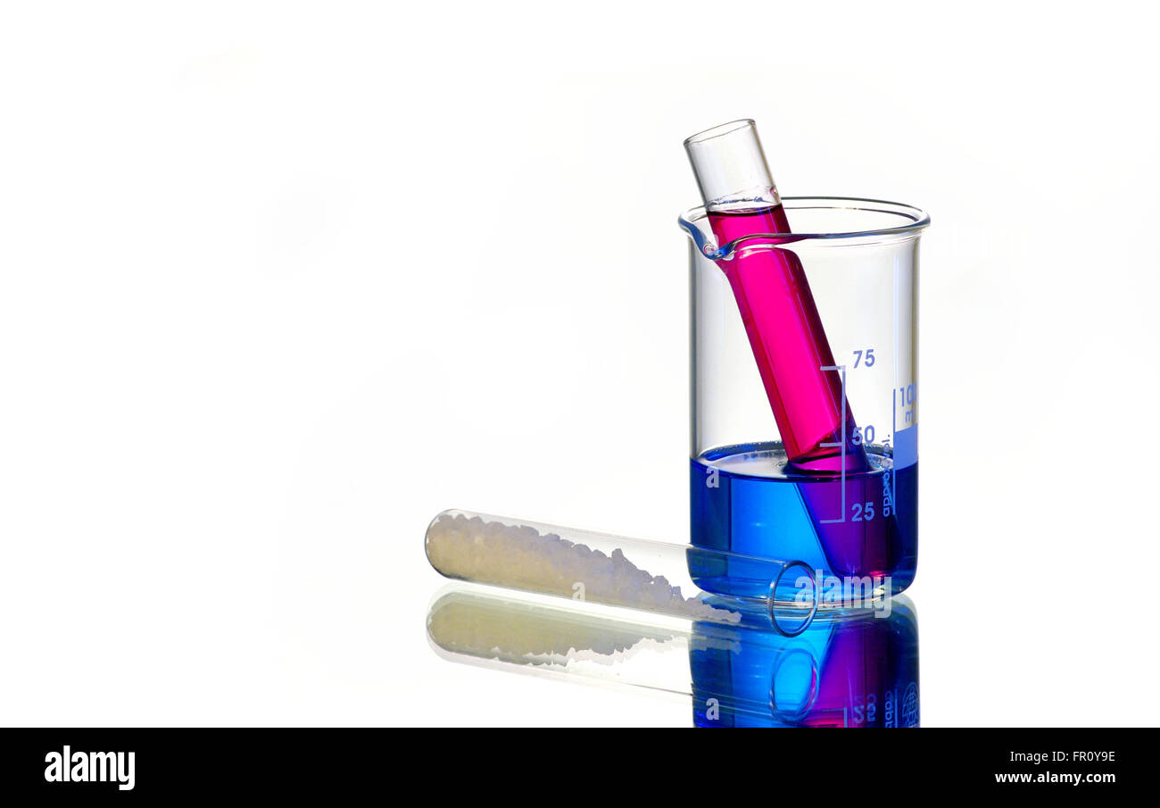 Provetta immersa nella chimica blu Foto Stock