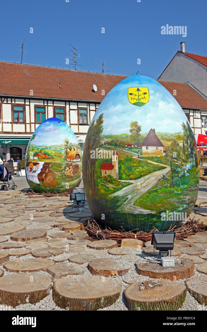 Croazia KOPRIVNICA, 20 marzo 2016: mostra di grandi uova di Pasqua "uovo dal cuore" alla Zrinski square in KOPRIVNICA, Croazia Foto Stock