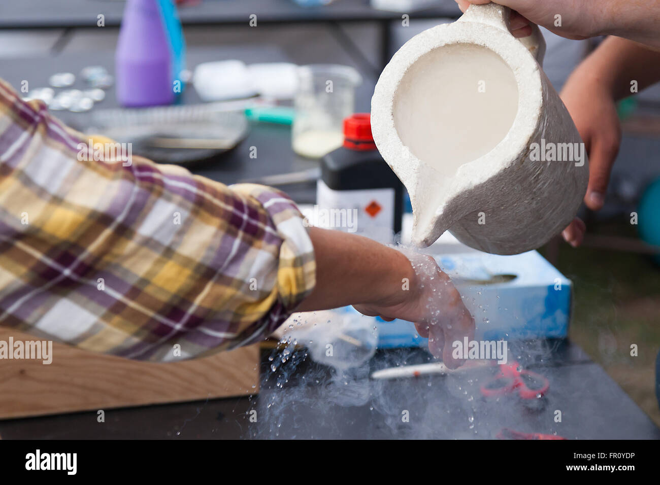 Demostrating di effetto Leidenfrost (azoto liquido non causa danni alla pelle quando la pelle è esposta al liquido di estrema a bassa temperatura) Foto Stock