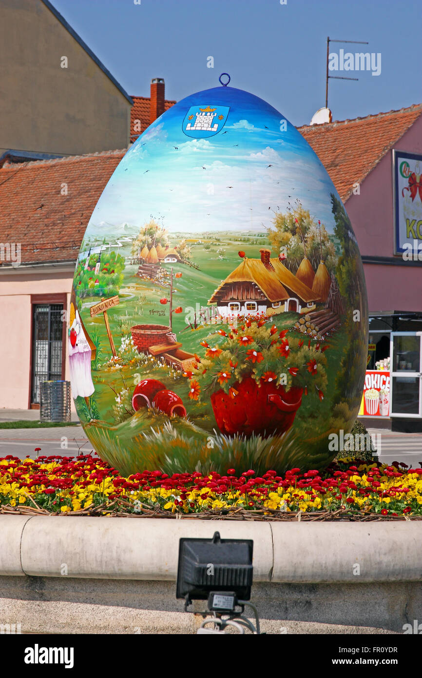 Croazia KOPRIVNICA, 20 marzo 2016: mostra di grandi uova di Pasqua "uovo dal cuore" alla Zrinski square in KOPRIVNICA, Croazia Foto Stock