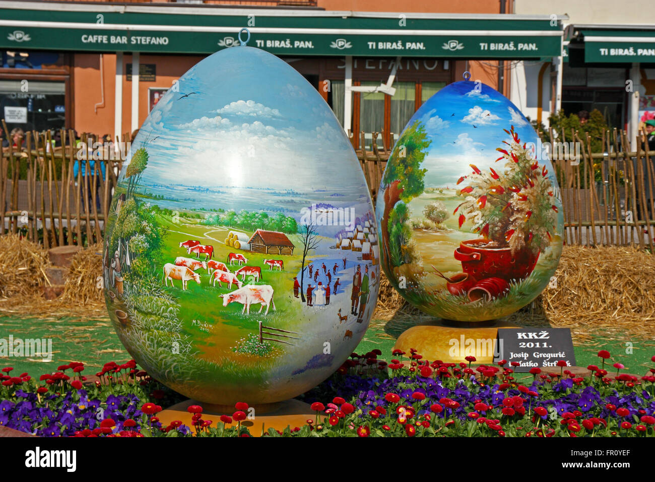 Croazia KOPRIVNICA, 20 marzo 2016: mostra di grandi uova di Pasqua "uovo dal cuore" alla Zrinski square in KOPRIVNICA, Croazia Foto Stock