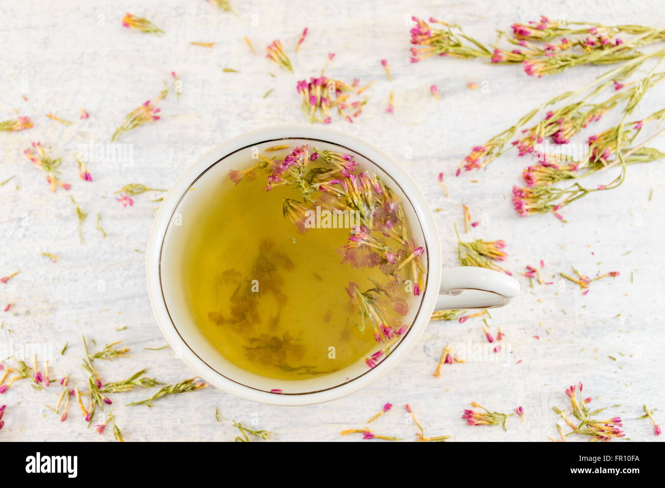 Hot-amaro tè di erba in una tazzina su una tavola decorati Foto Stock
