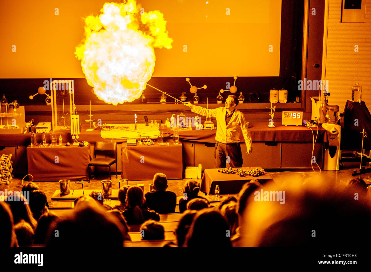 Basta aggiungere acqua scienza mostra a Cambridge Science Festival 2016. La palla di fuoco di idrogeno acqua fuoco di calore Foto Stock