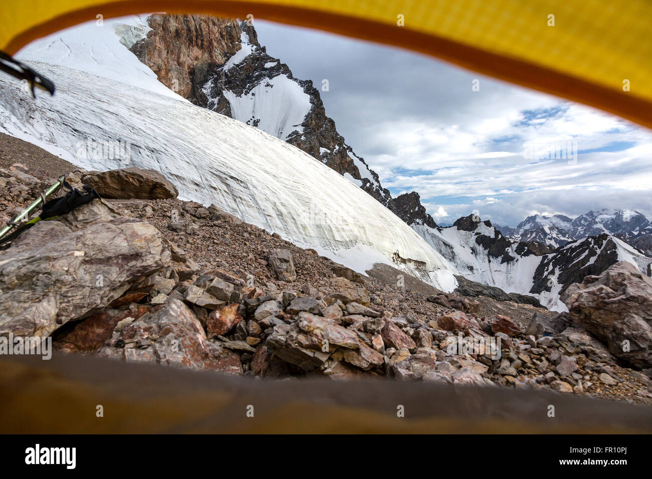 Mountain View da giallo tenda Foto Stock