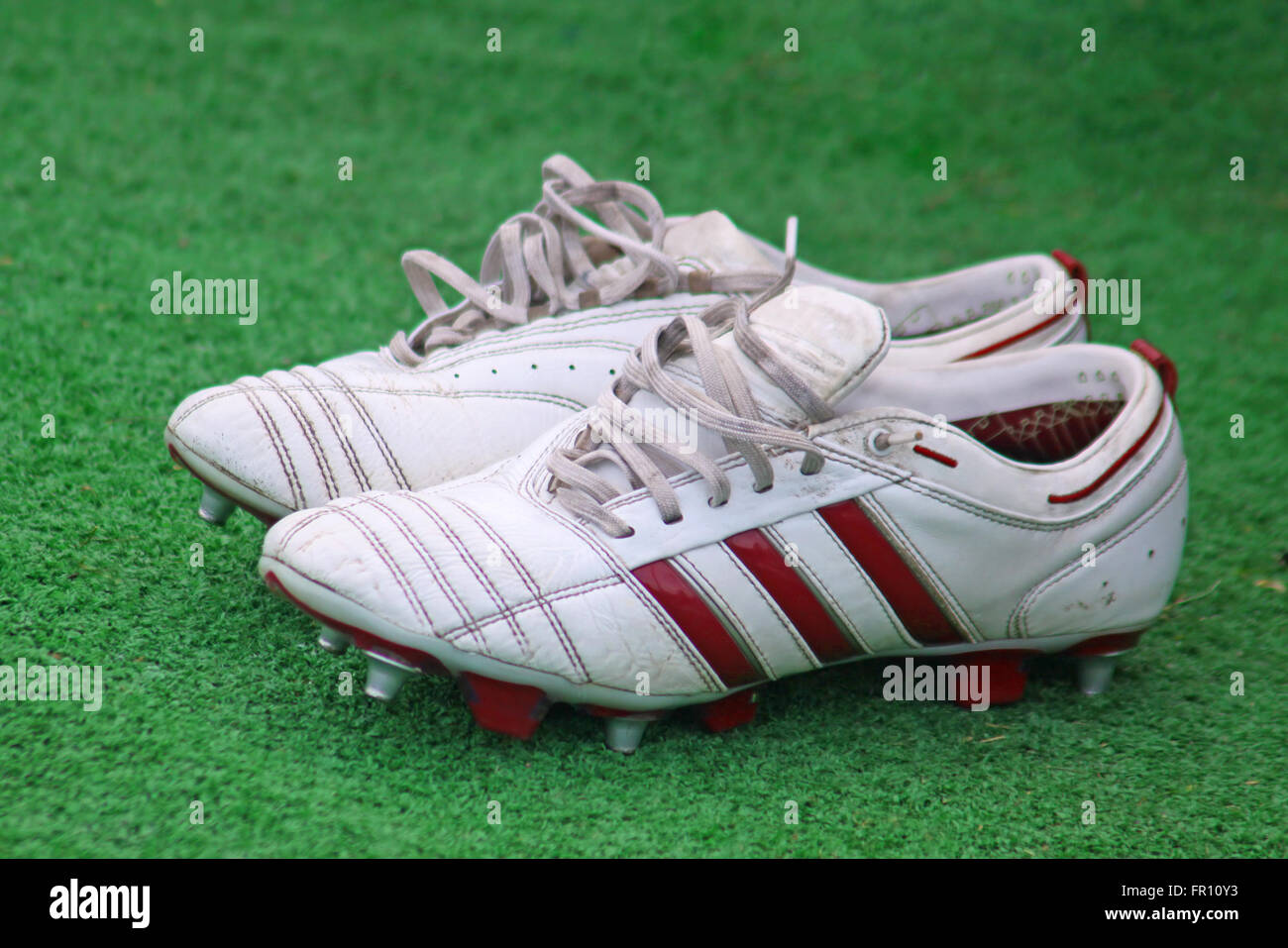 Coppia di scarpe da calcio in erba Foto Stock
