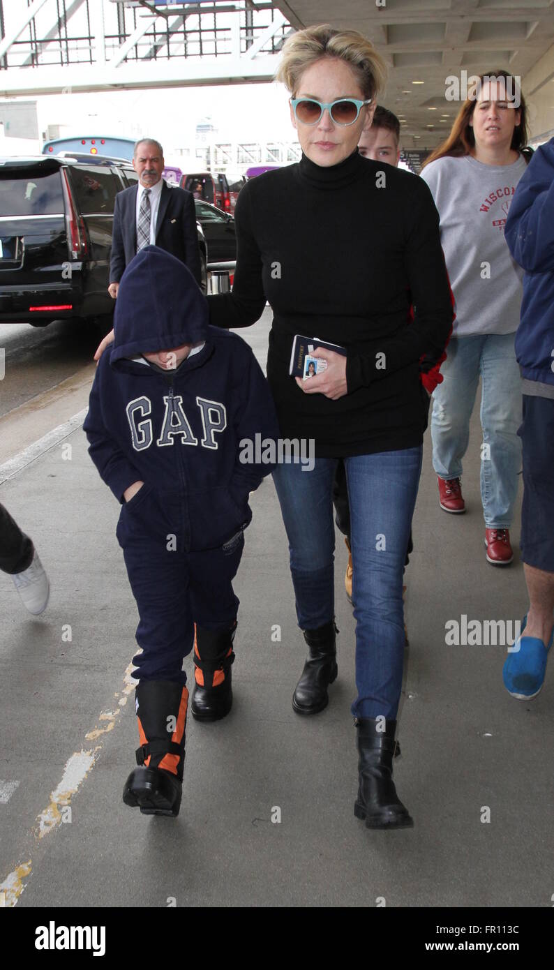 Sharon Stone arriva su un volo per l'Aeroporto Internazionale di Los Angeles (LAX) con i suoi figli con: Sharon Stone, Stefano Giuseppe Bronstein, Quinn Kelly Pietra, Laird Vonne Stone dove: Los Angeles, California, Stati Uniti quando: 18 Feb 2016 Foto Stock