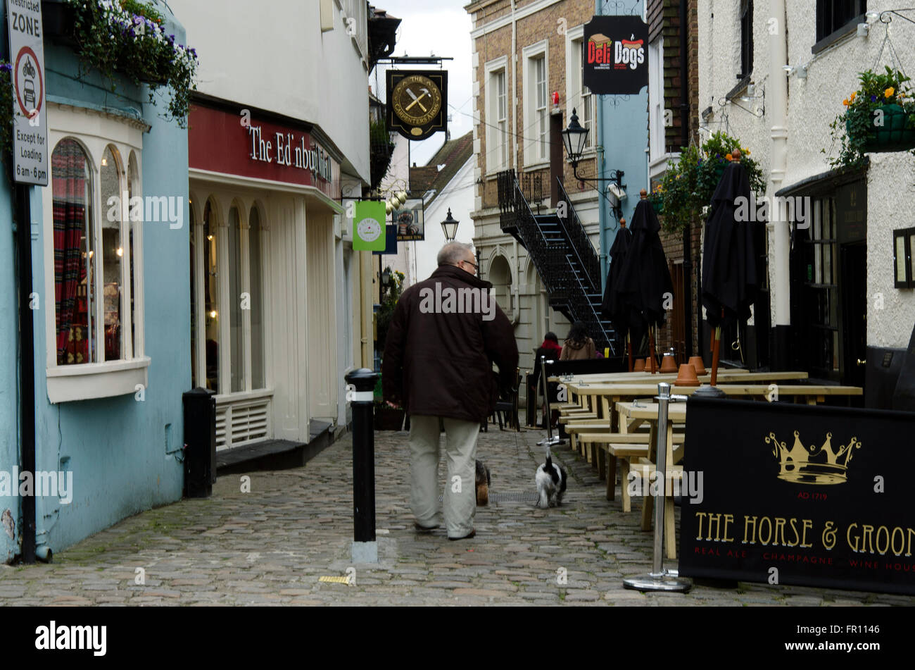 Un uomo a spasso i suoi cani lungo Market Street in Windsor Foto Stock