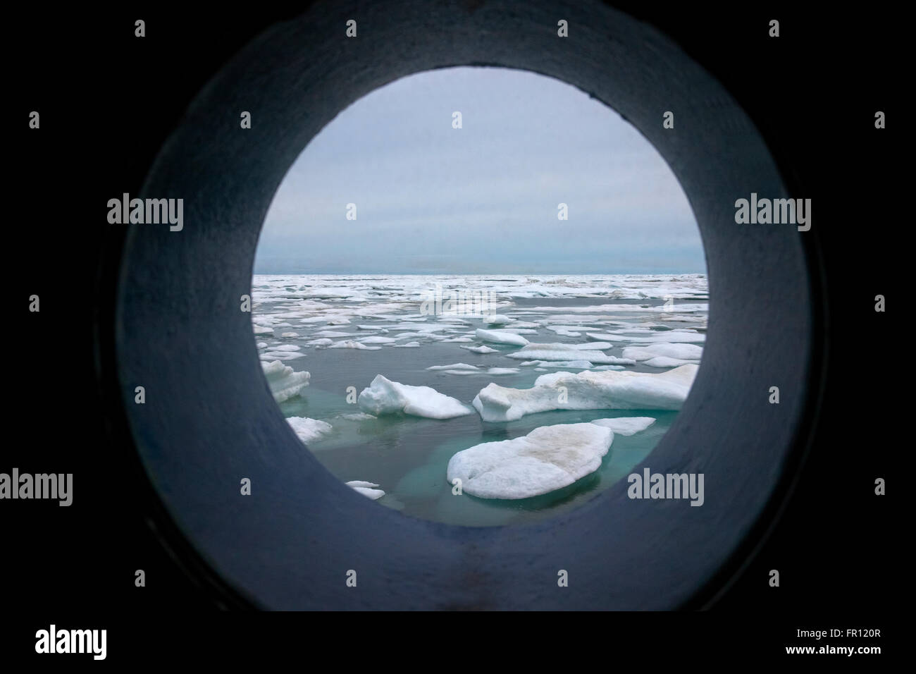 Vista del ghiaccio galleggiante sul mare Chukchi attraverso oblò, Estremo Oriente Russo Foto Stock