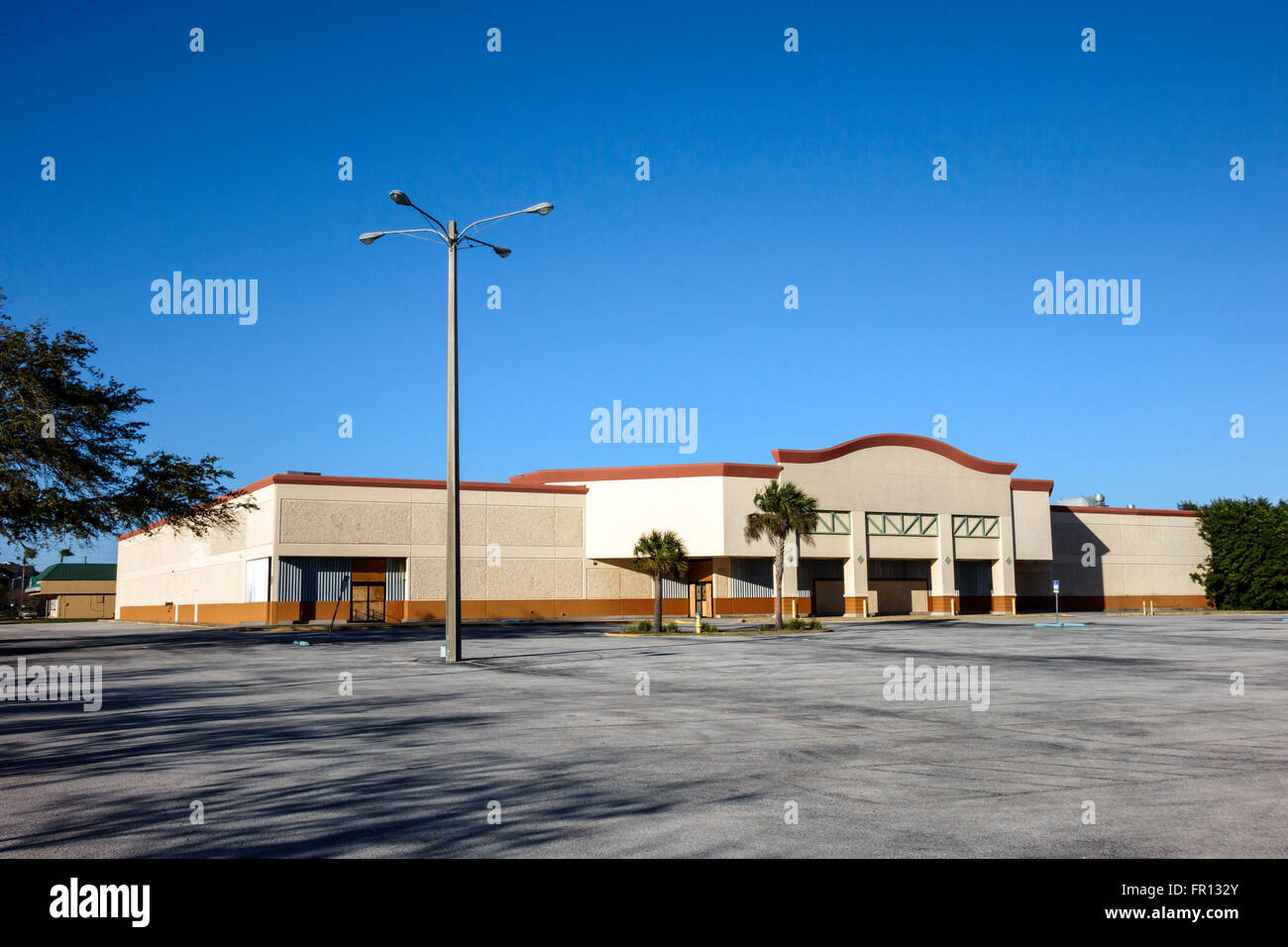 Florida New Port Richey, chiuso, chiuso, con chiusura, grande magazzino, vacante, FL160211039 Foto Stock