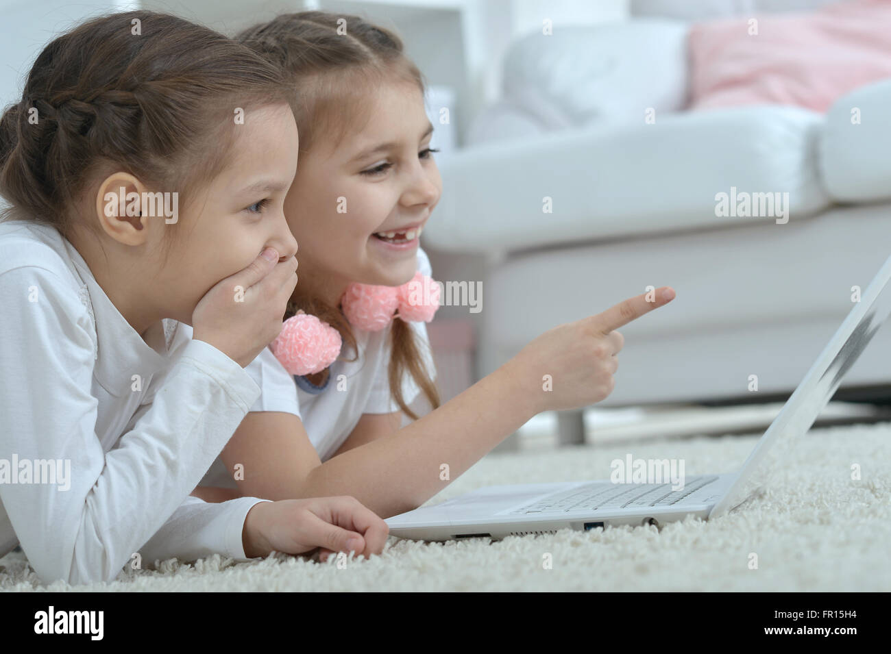 Bambine guardando al laptop Foto Stock