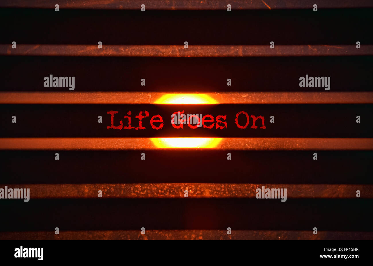 Il testo la vita va avanti in rosso e la luce del sole in background Foto Stock