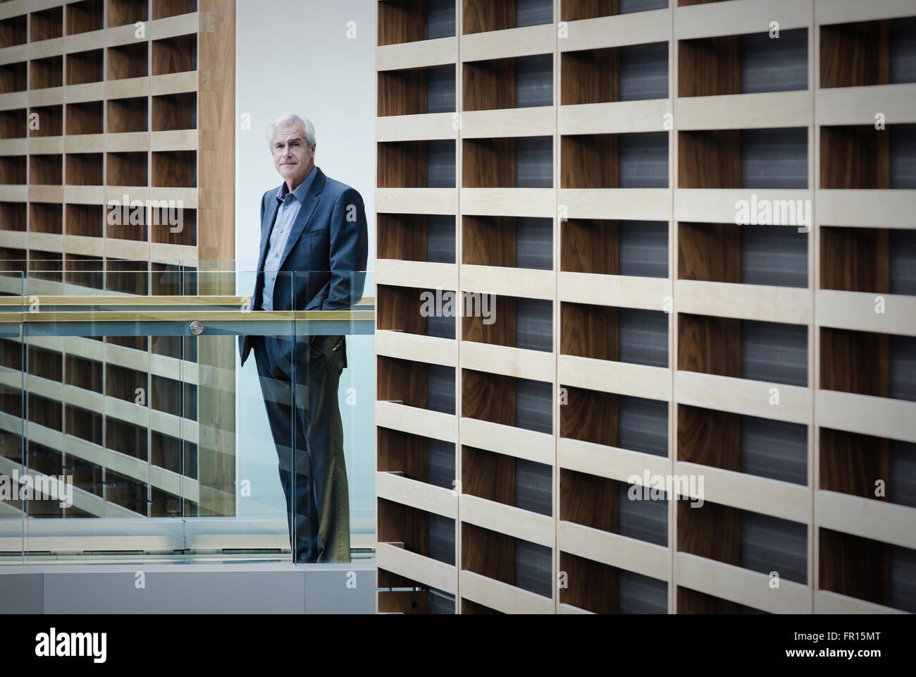Ritratto di imprenditore gravi in piedi sul marciapiede in ufficio moderno Foto Stock