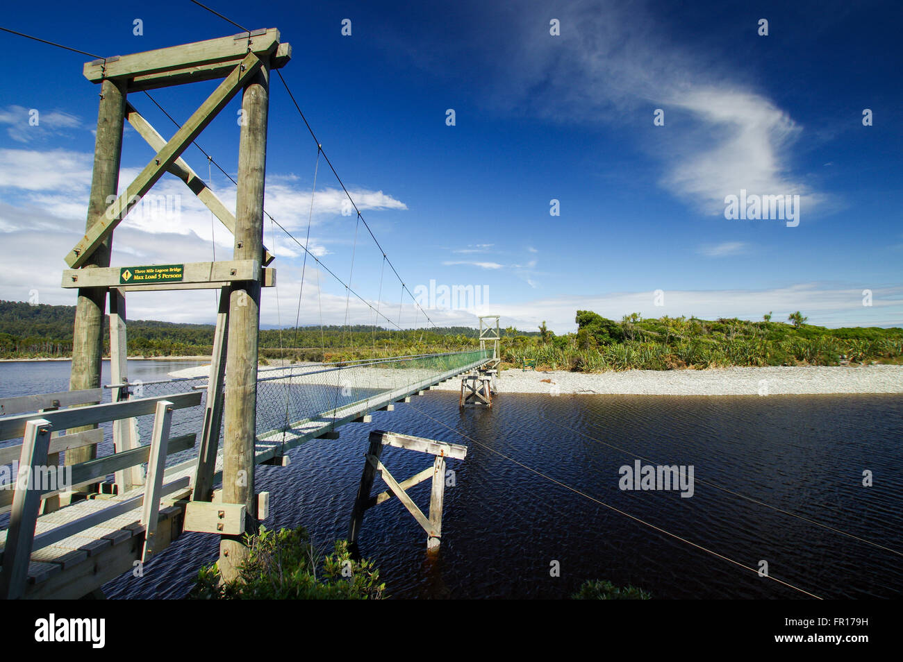 Ponte di legno attraverso le tre miglia di Laguna in Okarito sulla costa occidentale di South Island in Nuova Zelanda Foto Stock