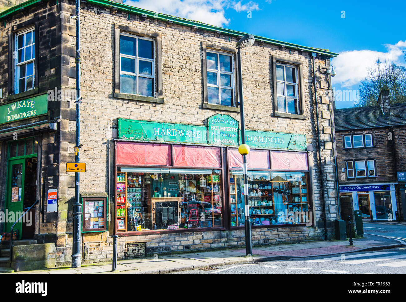 Il vecchio hardware in negozio il high street Holmfirth Yorkshire Foto Stock