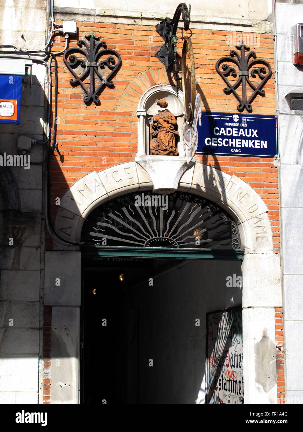 Impasse des Cadeaux, rue du Marche aux Herbes vicino alla Grand Place,Bruxelles,Belgio Foto Stock