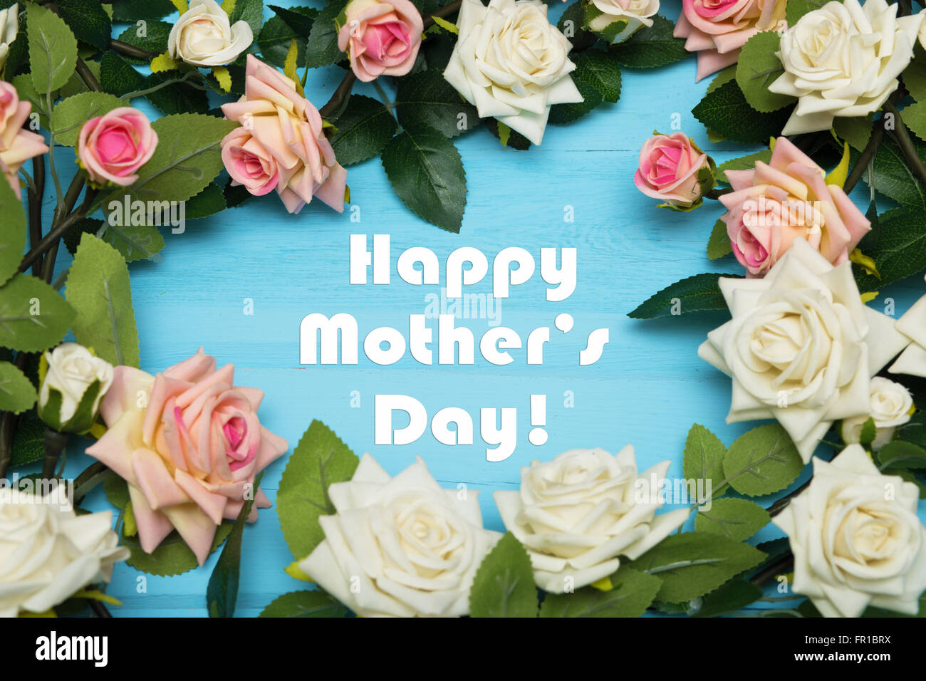 Festa della mamma testo e bellissime rose blu su sfondo di legno Foto Stock