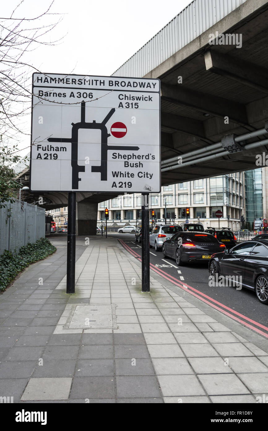 Confondendo cartello stradale sotto il cavalcavia di Hammersmith a ovest di Londra, Regno Unito Foto Stock