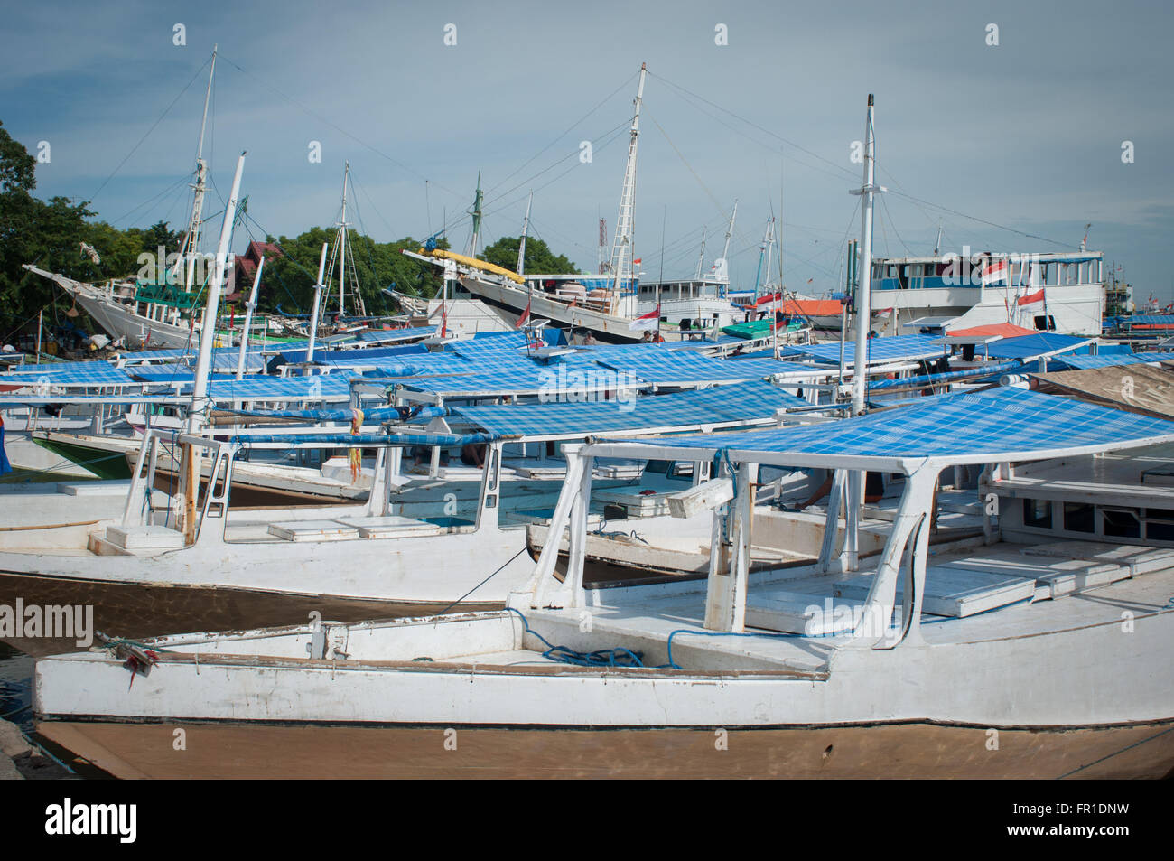 Barche ancorate a Paotere porta. La porta Paotere ben noto come un vecchio porto e diventare una delle località di turismo di Makassar. Foto Stock