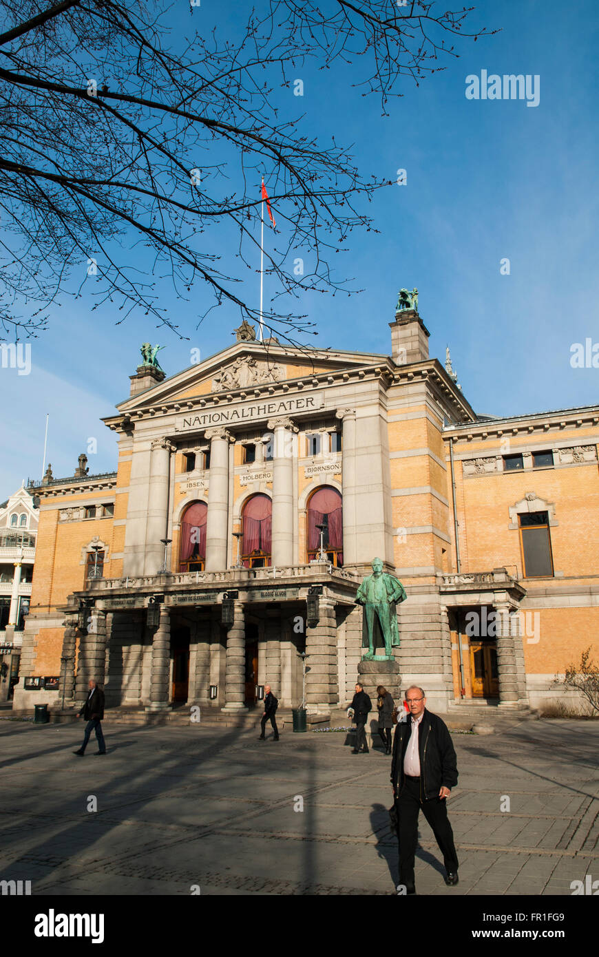 Il Teatro Nazionale di costruzione di esterni Oslo Norvegia Foto Stock