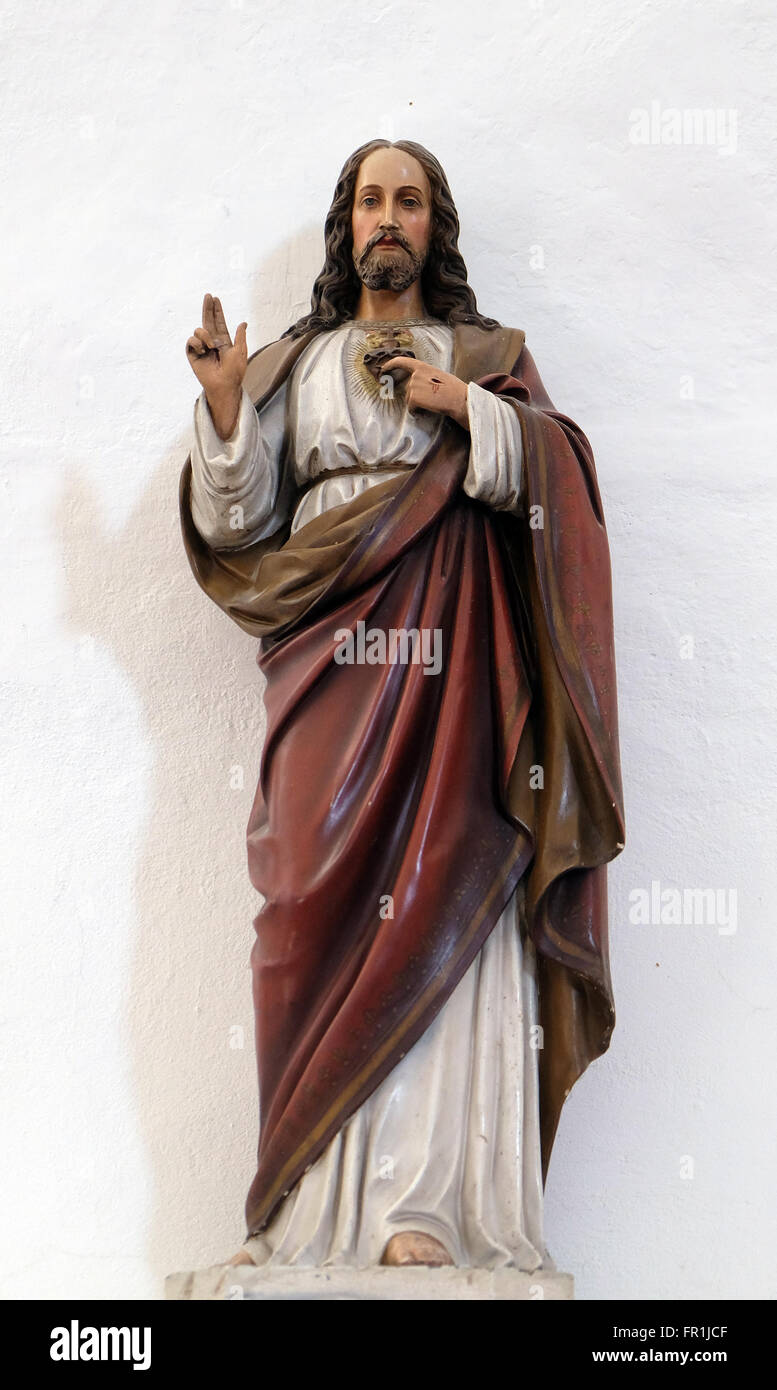 Statua del Sacro Cuore di Gesù nella chiesa di Saint Martin in Sv. Martin Okicem pod, Croazia il 16 settembre 2015. Foto Stock