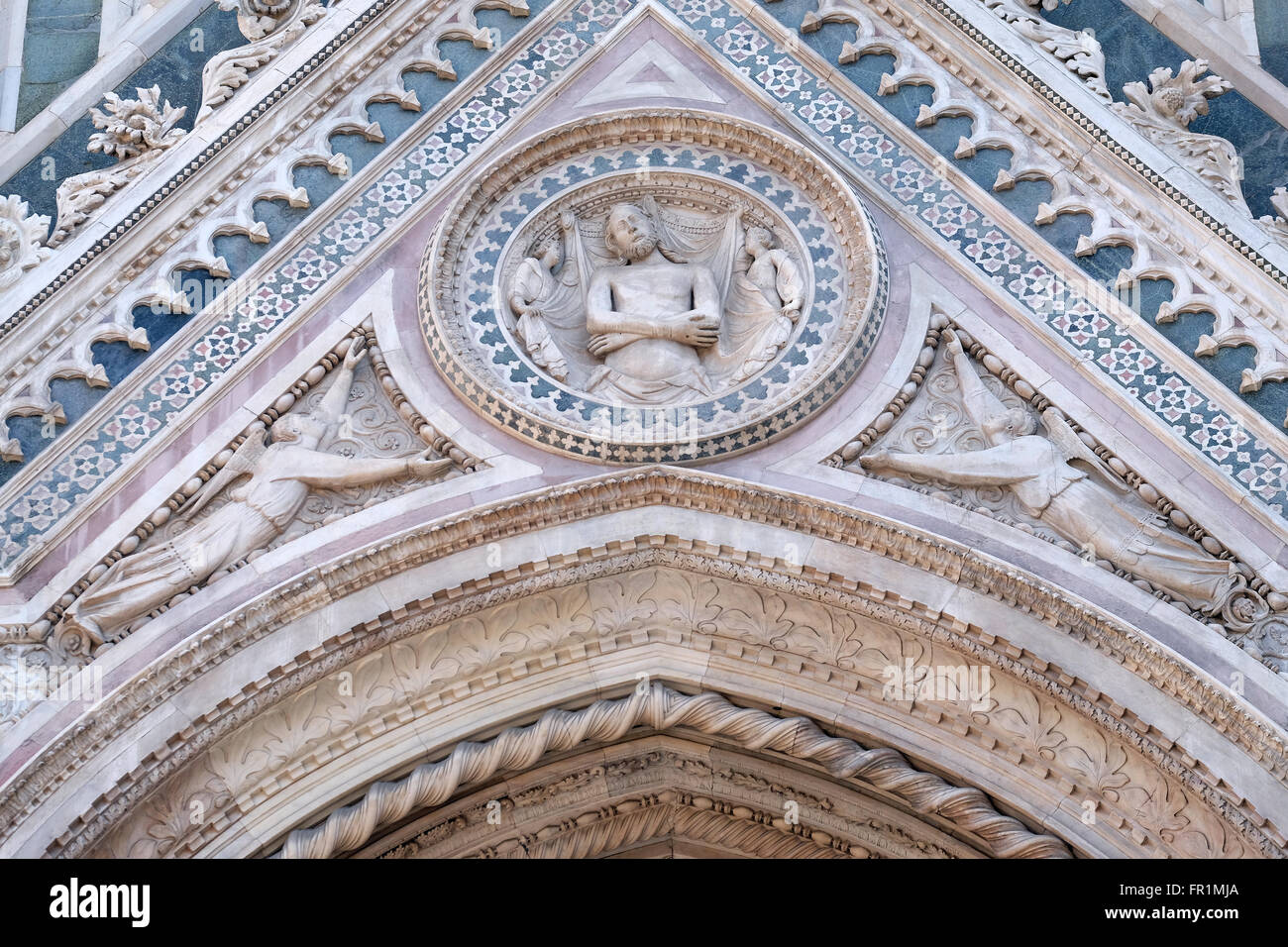Avvolgimento di Cristo nella sua Sindone, il portale della Cattedrale di Santa Maria del Fiore (Duomo di Santa Maria del Fiore), Firenze Foto Stock