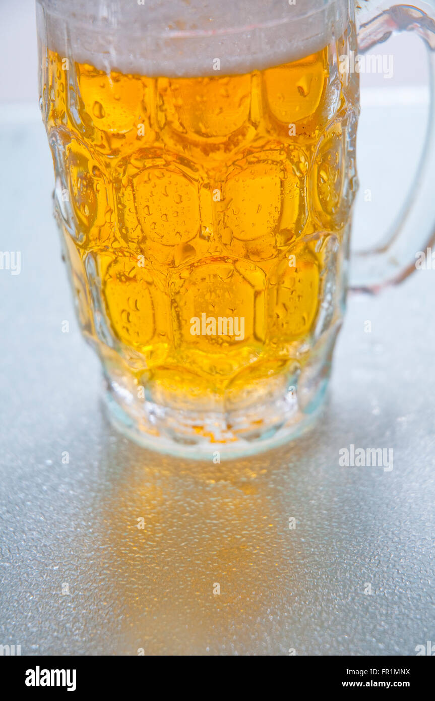 Bicchiere di birra fredda. Chiudere la vista. Foto Stock