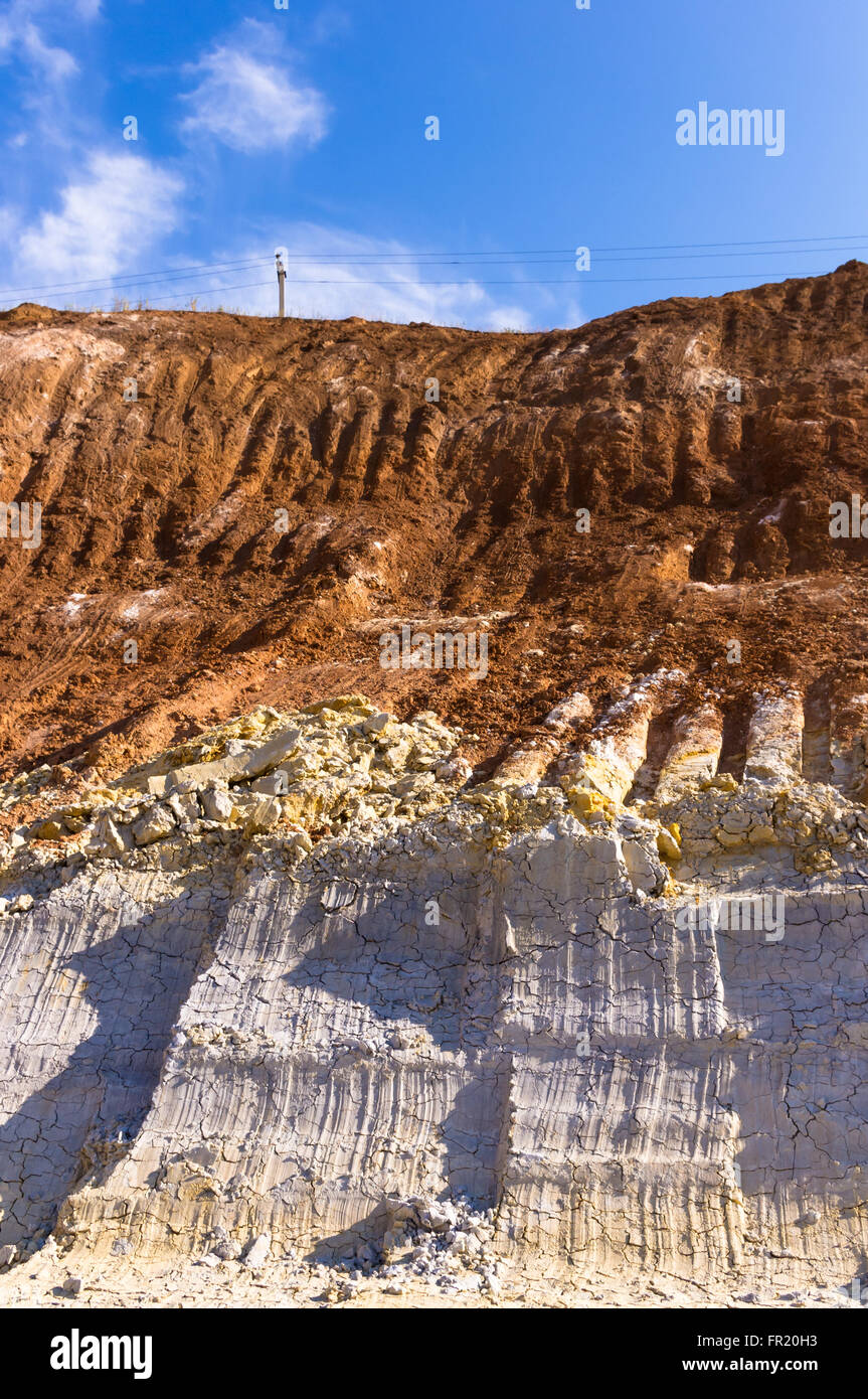 La cava di argilla in un limpido giorno di estate Foto Stock