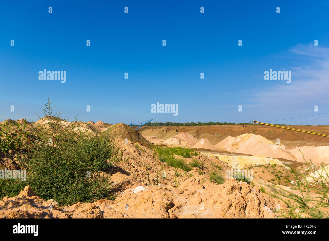 La cava di argilla in un limpido giorno di estate Foto Stock