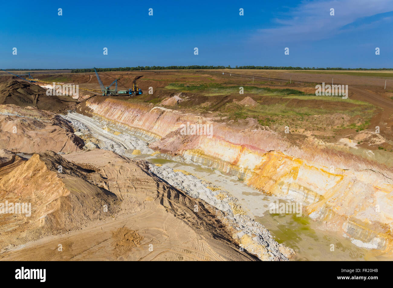 La cava di argilla in un limpido giorno di estate Foto Stock
