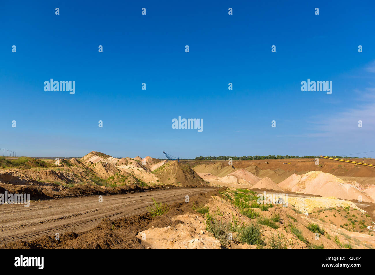 La cava di argilla in un limpido giorno di estate Foto Stock