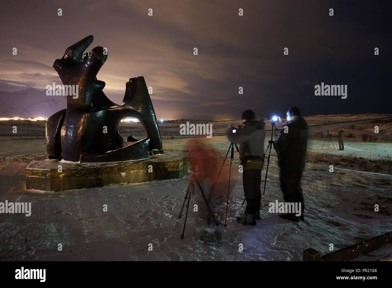 La gente che prende le immagini di scultura in Islanda Foto Stock